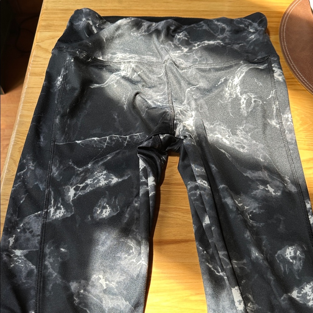 VOGO Athletica Black & White tie-dye Patterned Legging capris